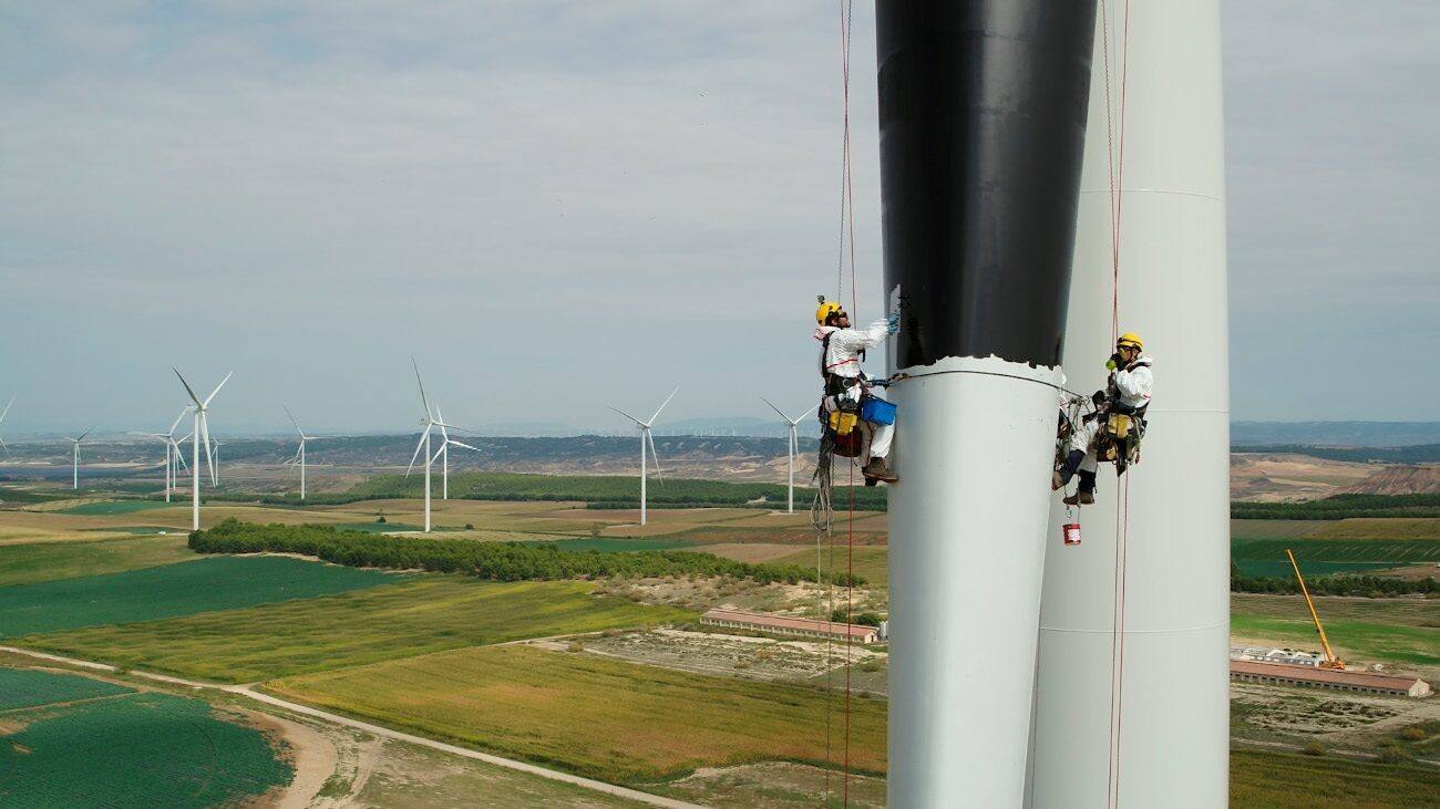 Dos trabajadores en un aerogenerador eólico. 