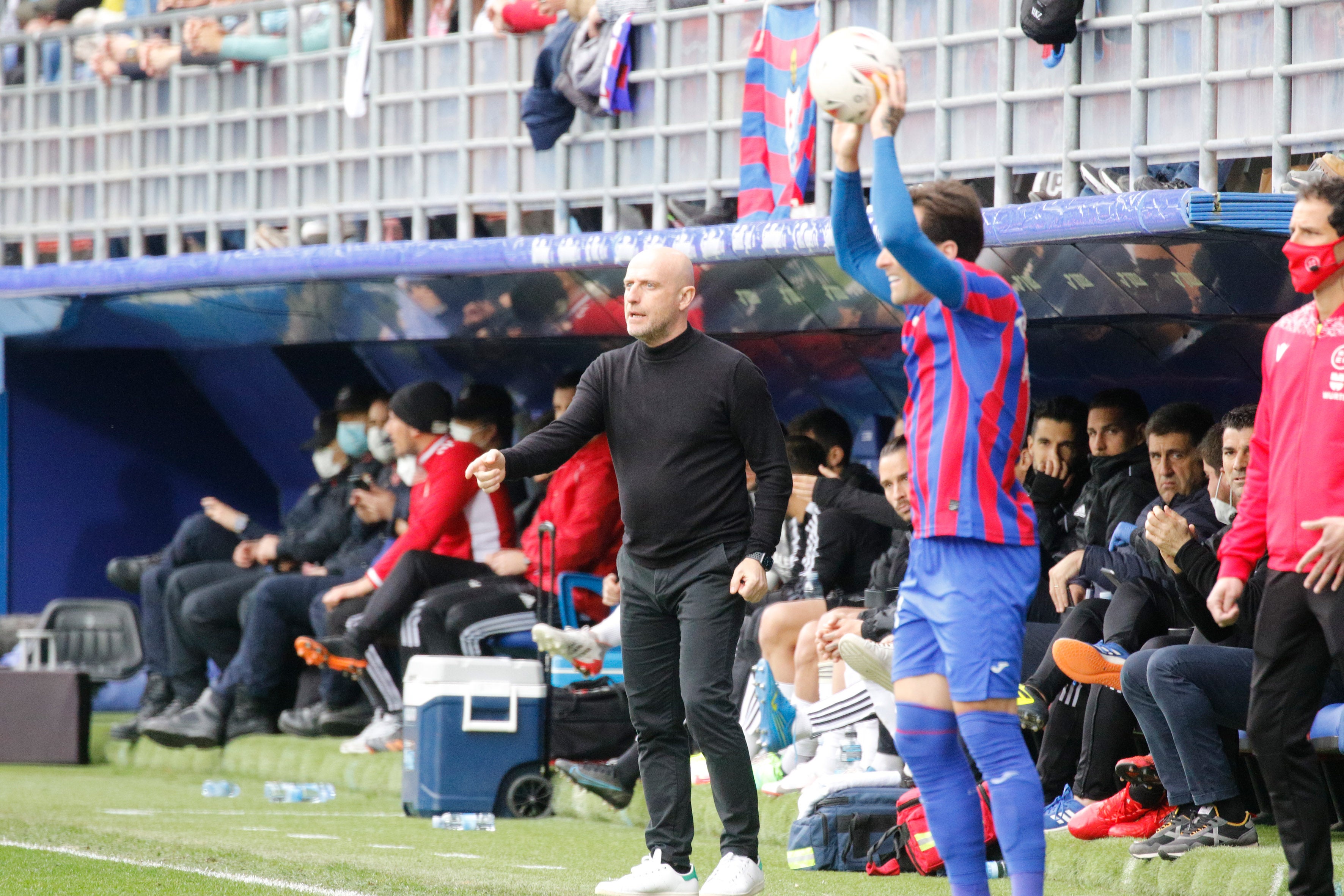 Los jugadores del Burgos saludan a la afición desplazada a Ipurua.