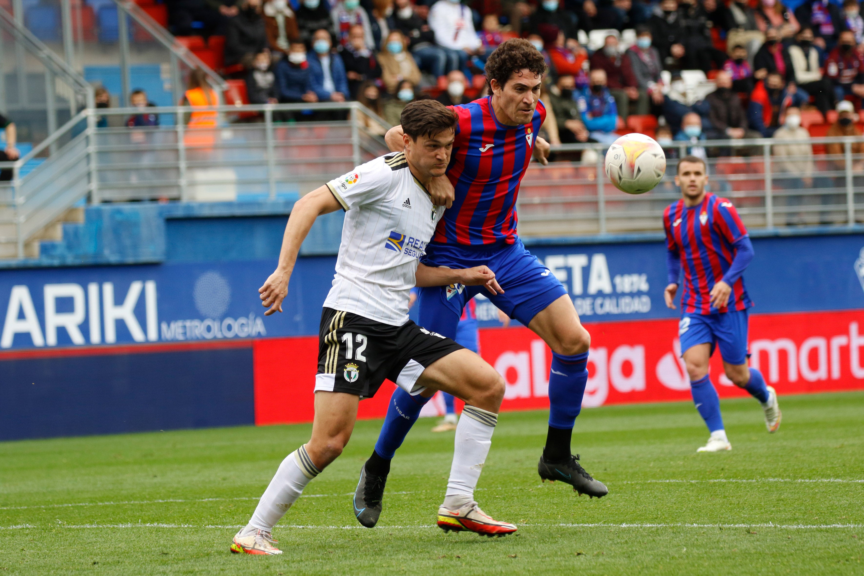 Los jugadores del Burgos saludan a la afición desplazada a Ipurua.