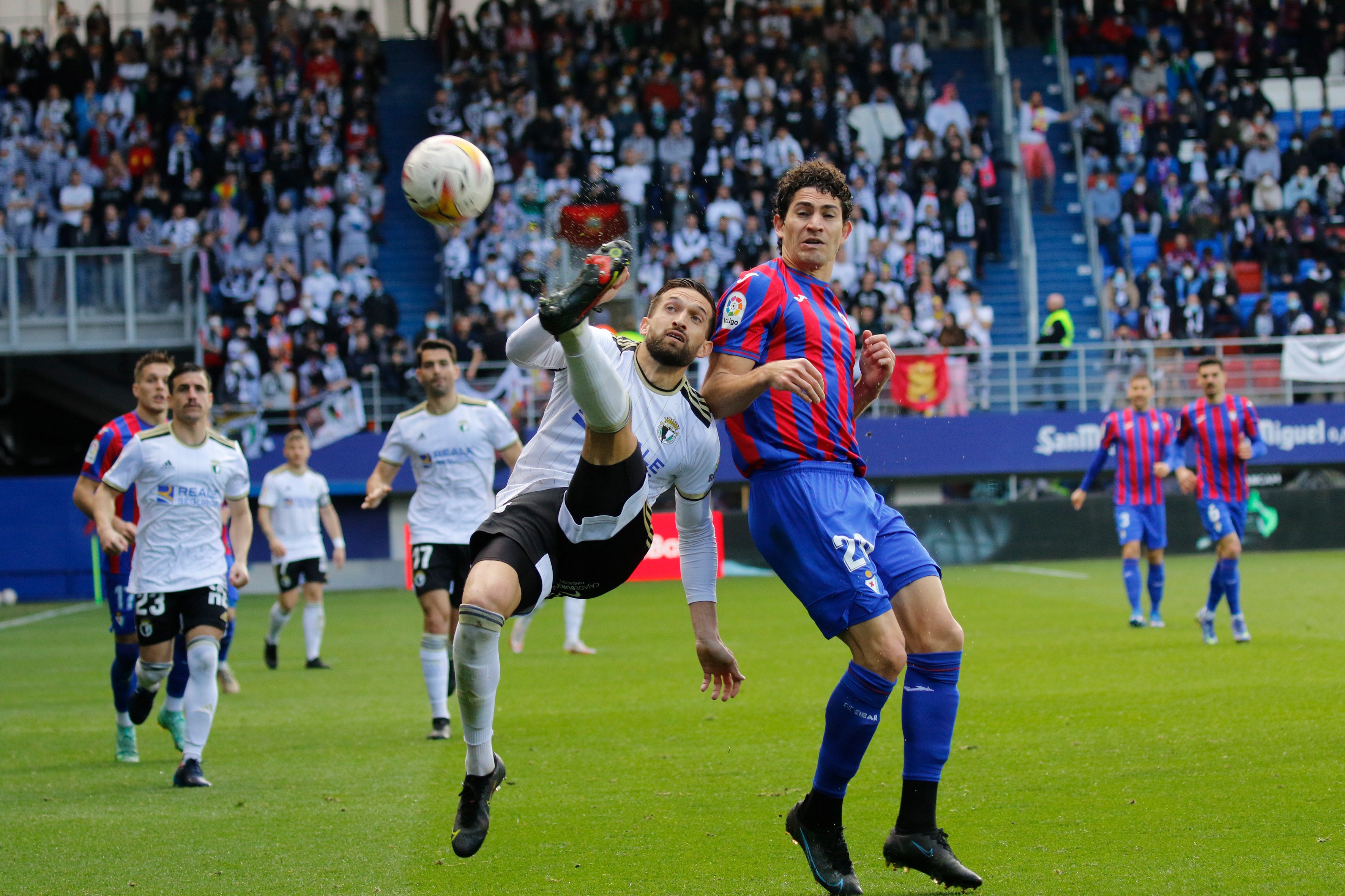 Los jugadores del Burgos saludan a la afición desplazada a Ipurua.