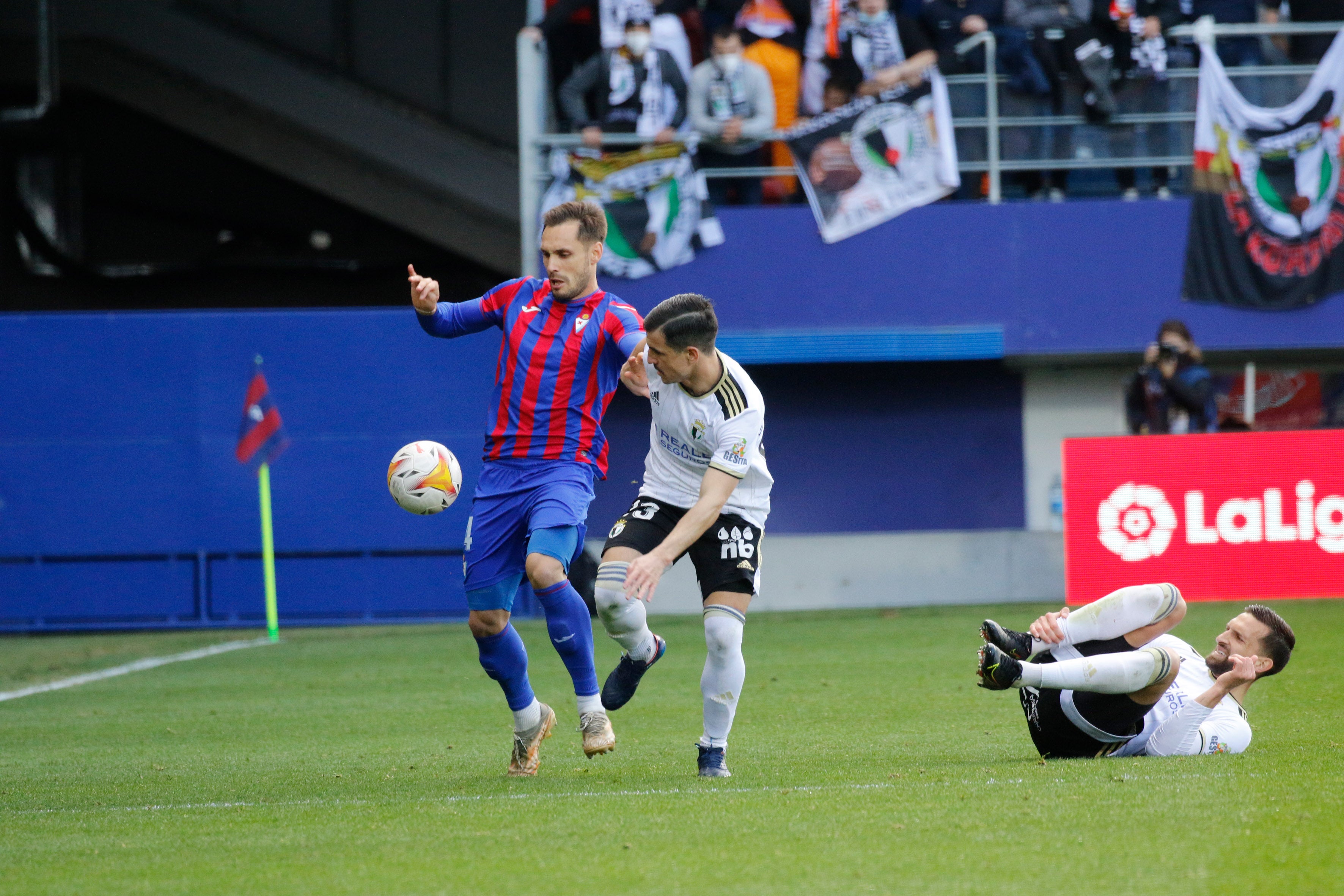 Los jugadores del Burgos saludan a la afición desplazada a Ipurua.