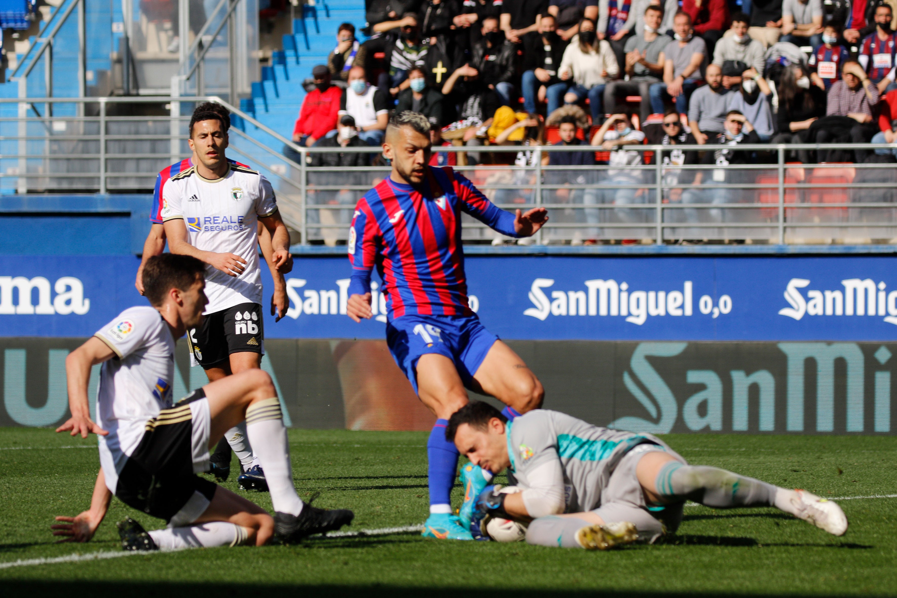 Los jugadores del Burgos saludan a la afición desplazada a Ipurua.