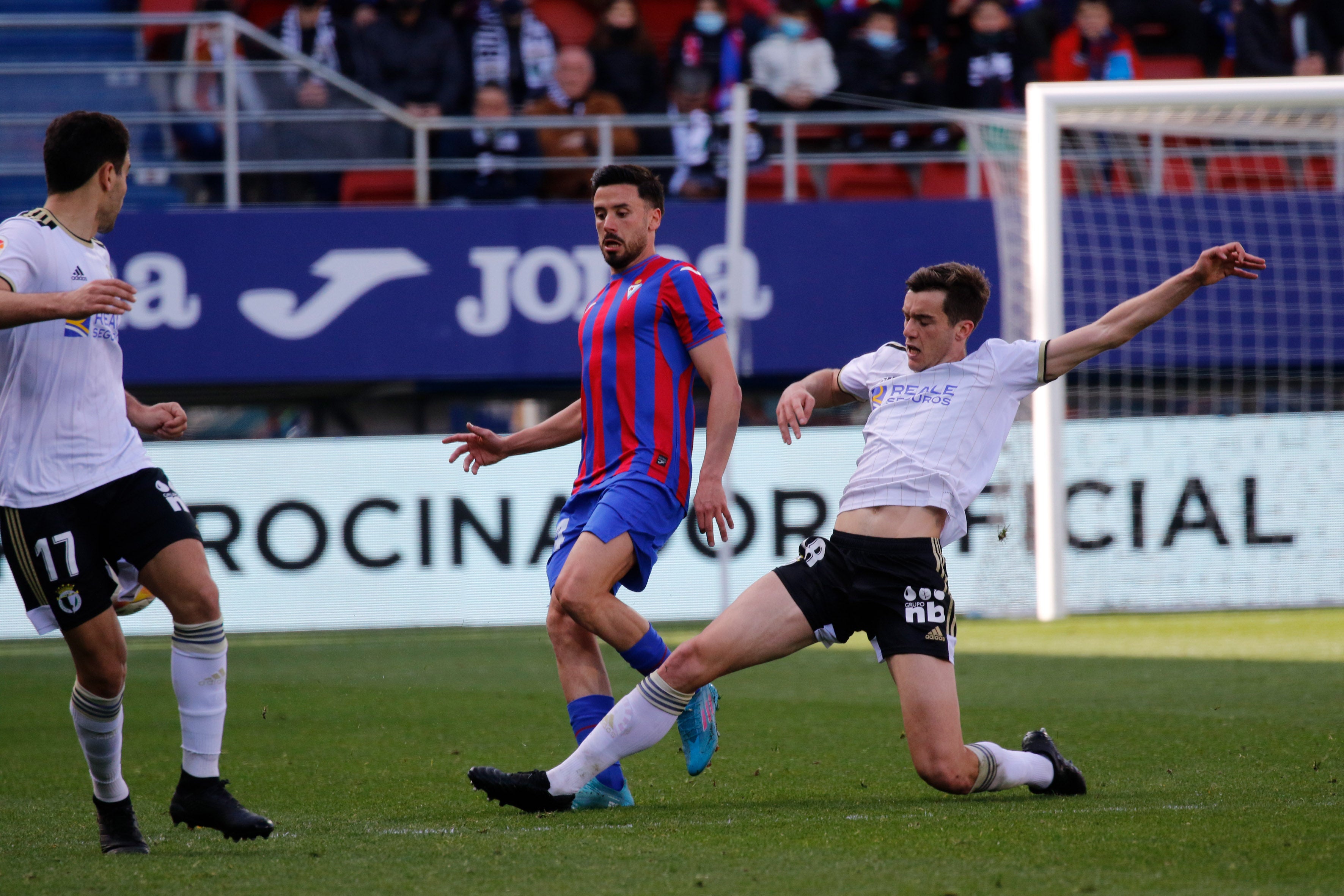 Los jugadores del Burgos saludan a la afición desplazada a Ipurua.