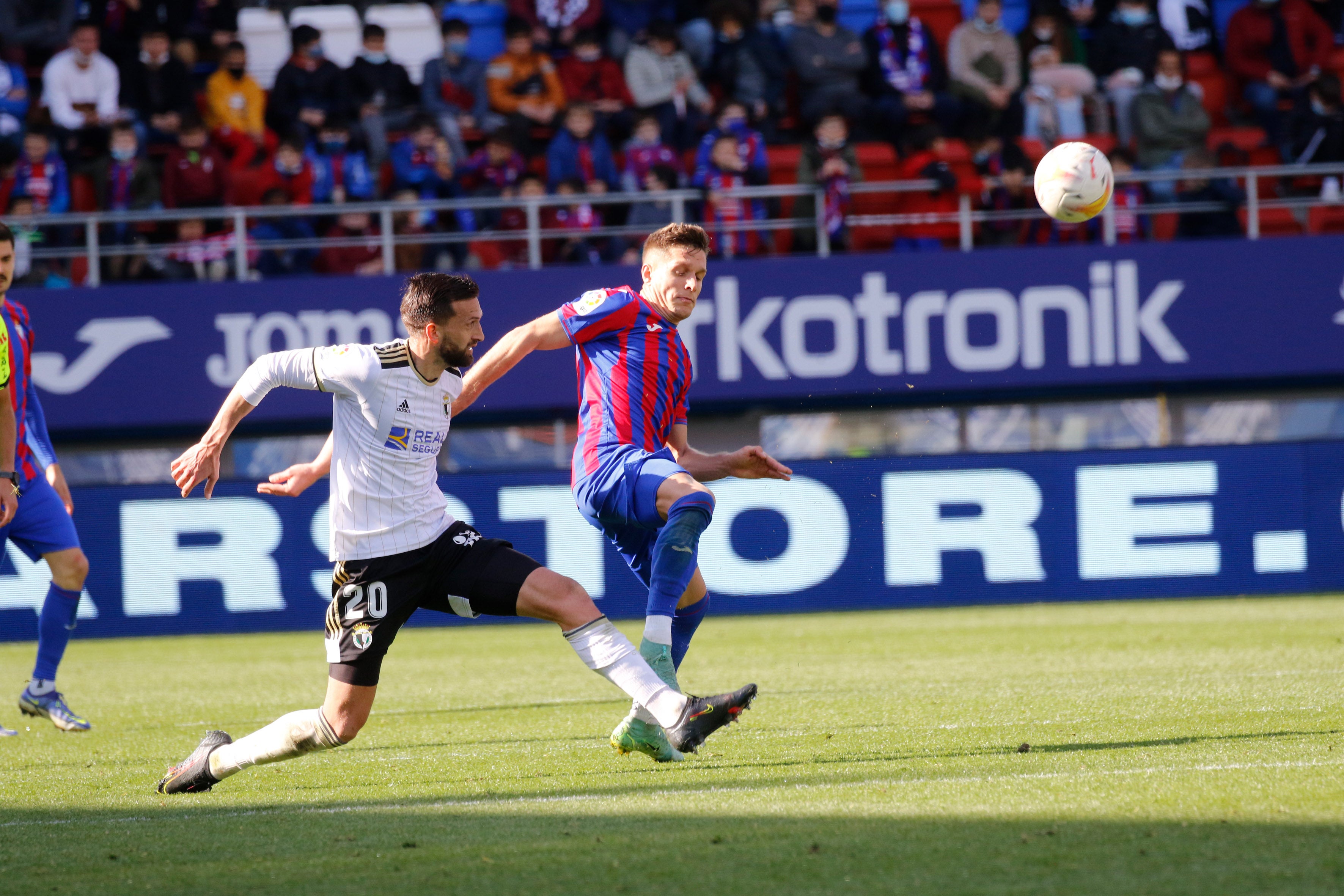 Los jugadores del Burgos saludan a la afición desplazada a Ipurua.