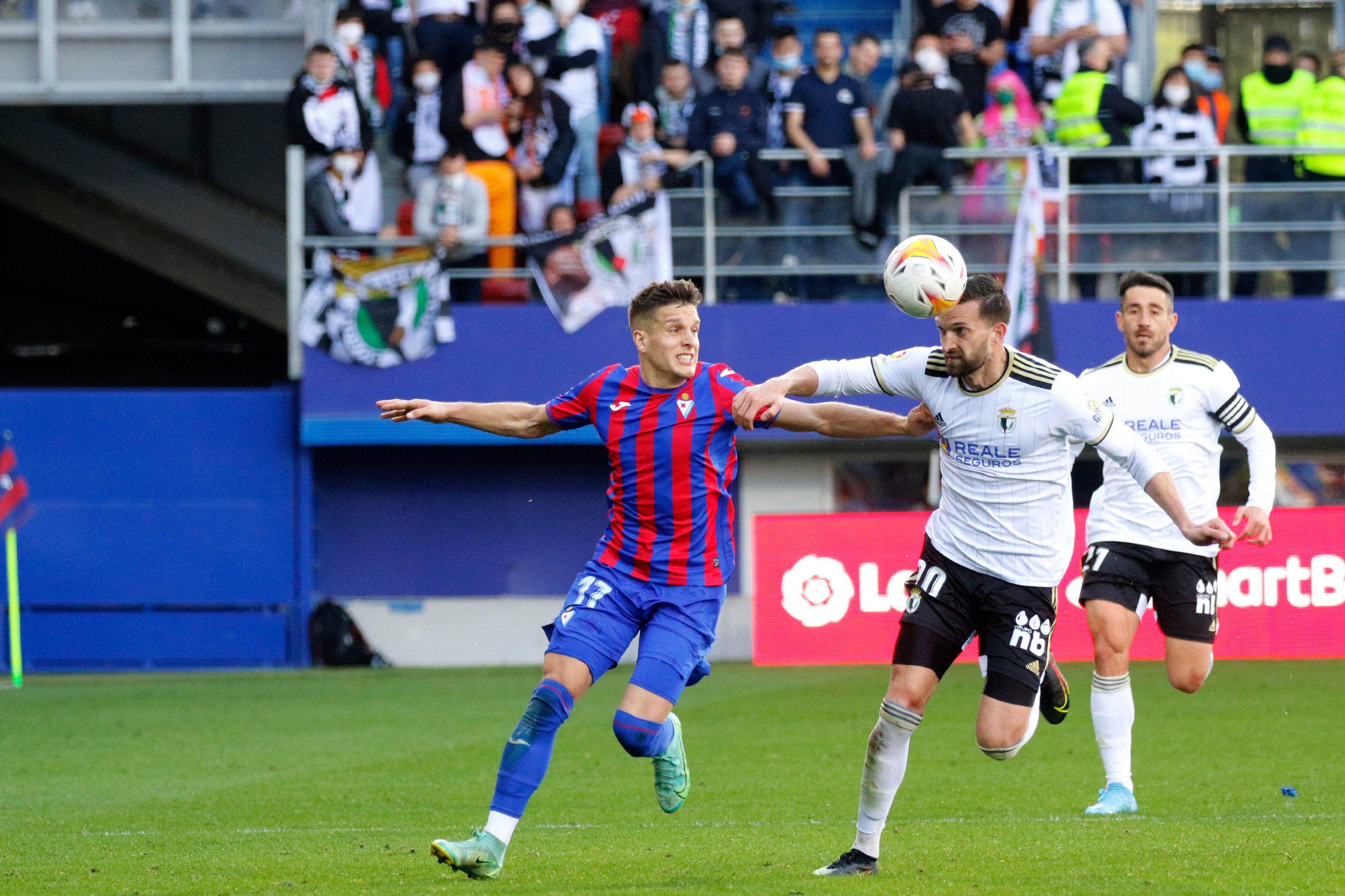 Los jugadores del Burgos saludan a la afición desplazada a Ipurua.