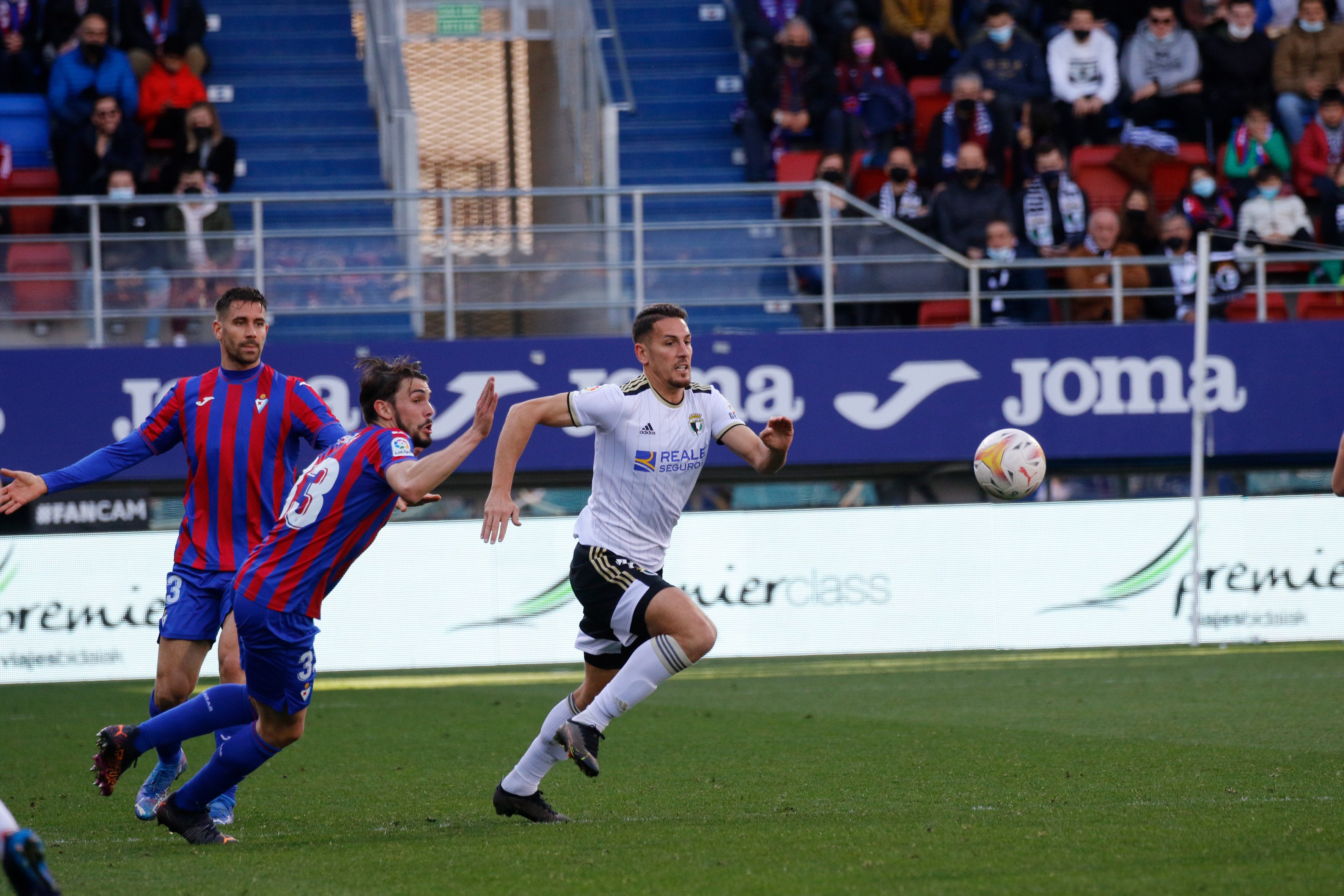 Los jugadores del Burgos saludan a la afición desplazada a Ipurua.