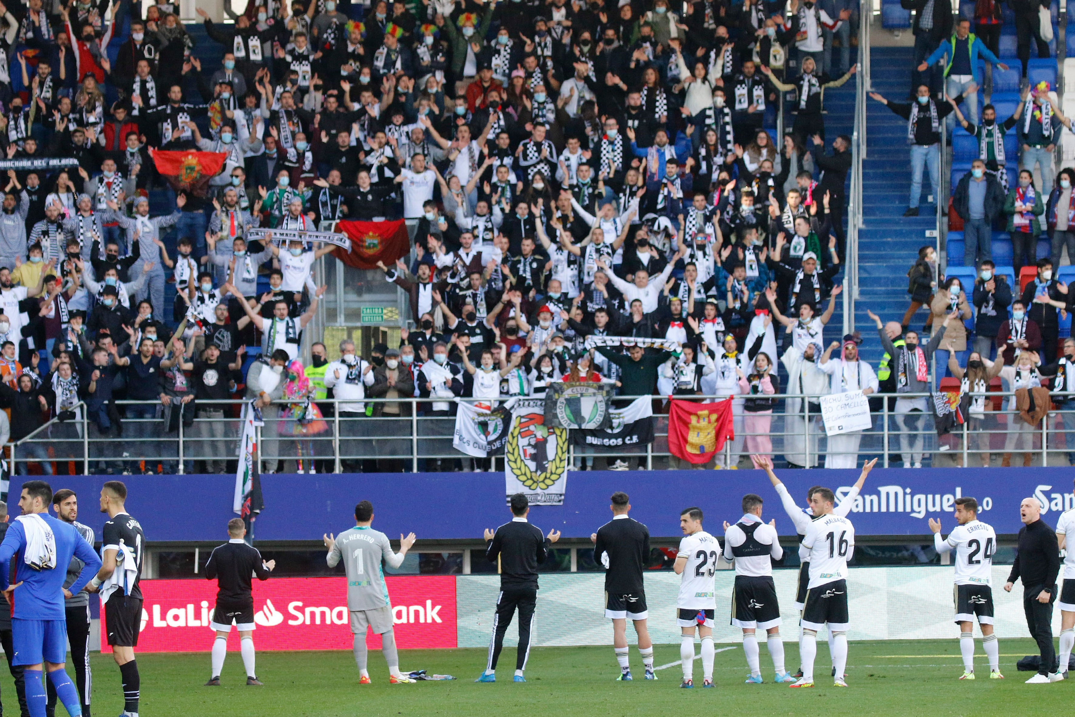 Los jugadores del Burgos saludan a la afición desplazada a Ipurua.