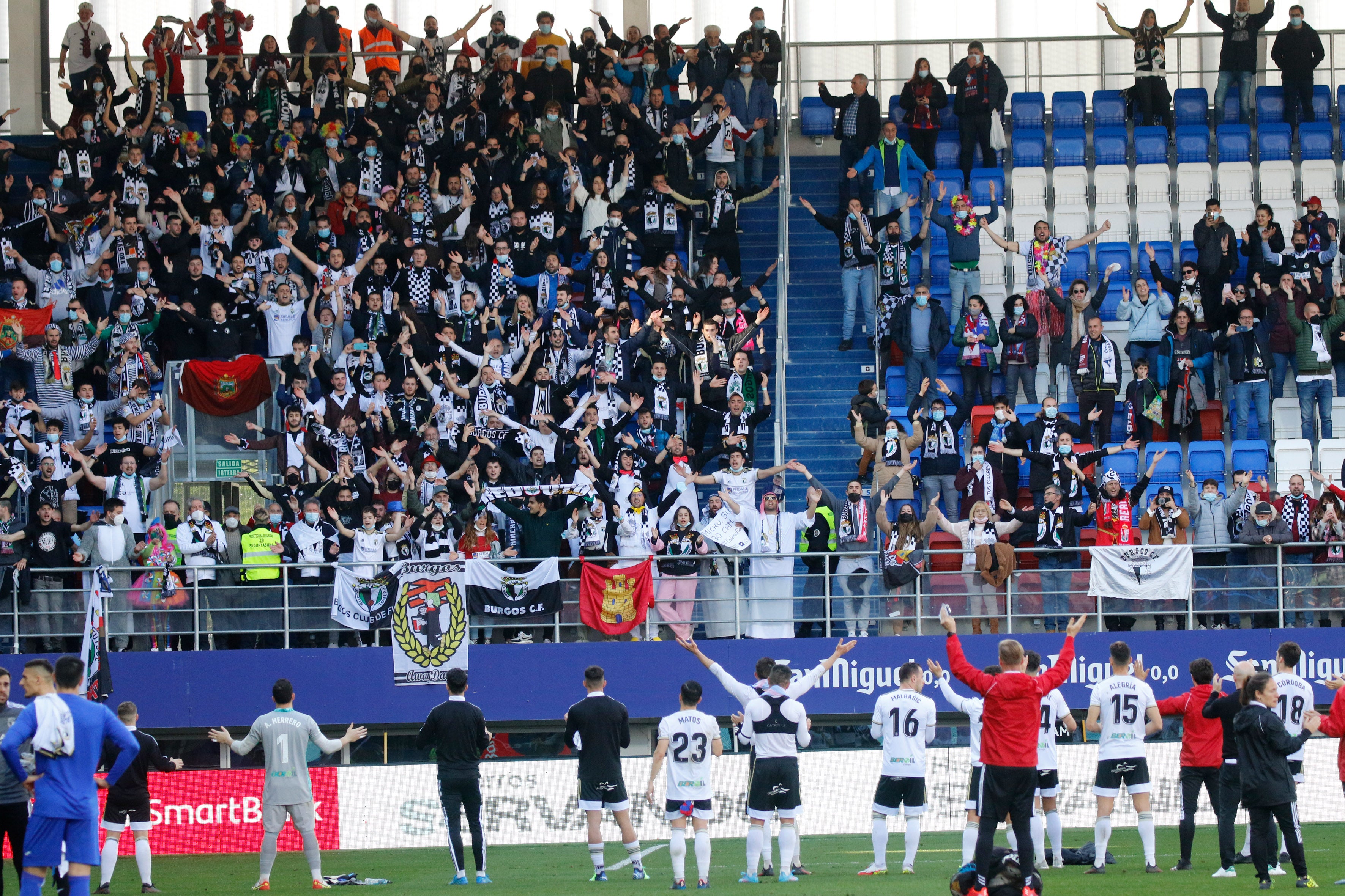 Los jugadores del Burgos saludan a la afición desplazada a Ipurua.