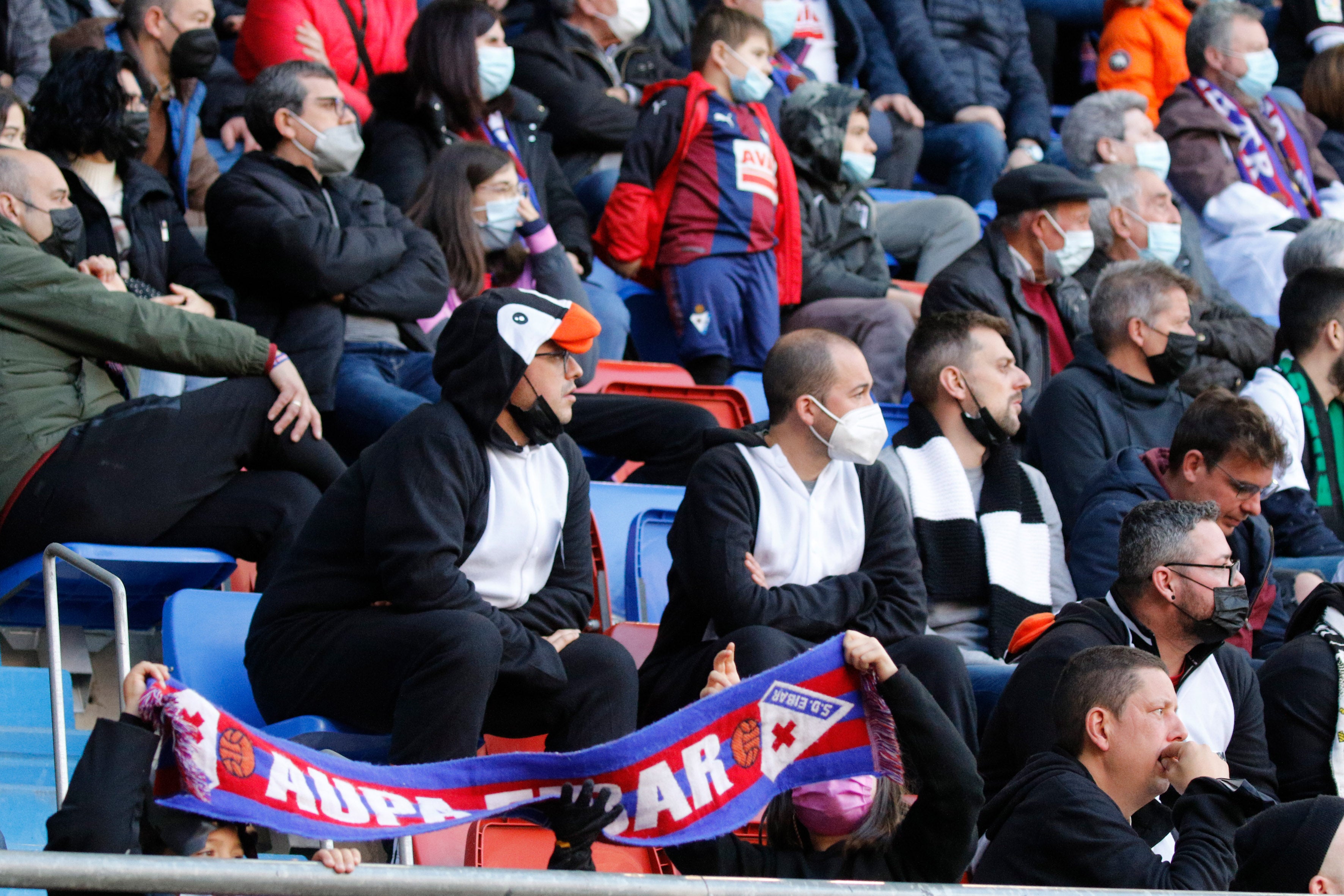 Los jugadores del Burgos saludan a la afición desplazada a Ipurua.