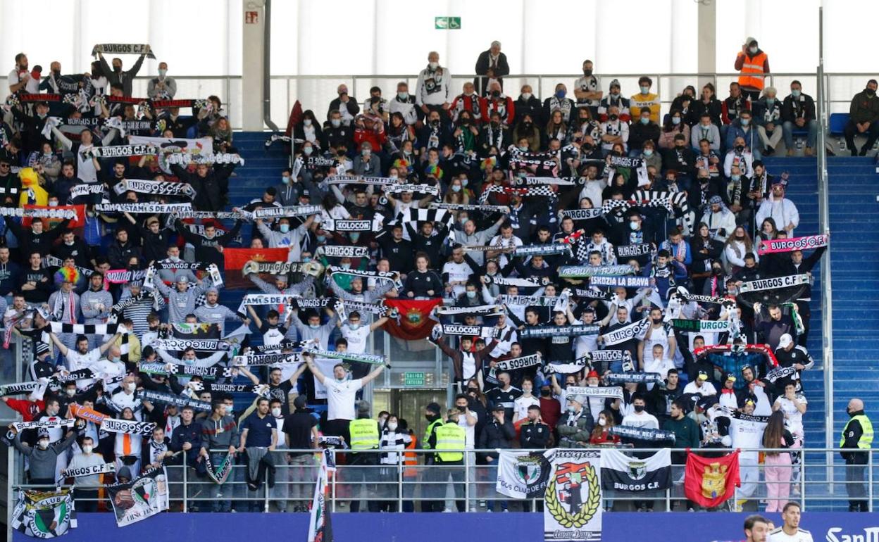 La afición del Burgos CF en Ipurua este domingo.