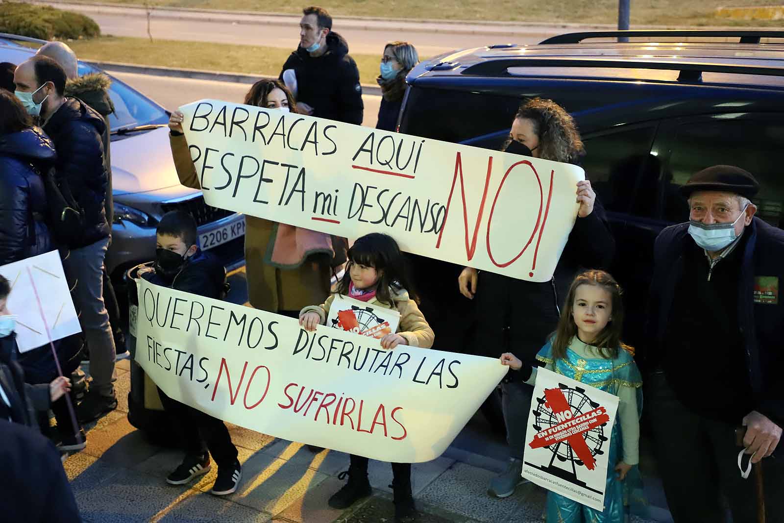 Los vecinos se han concentrado en la entrada de la iglesia donde se ha llevado a cabo la reunión.