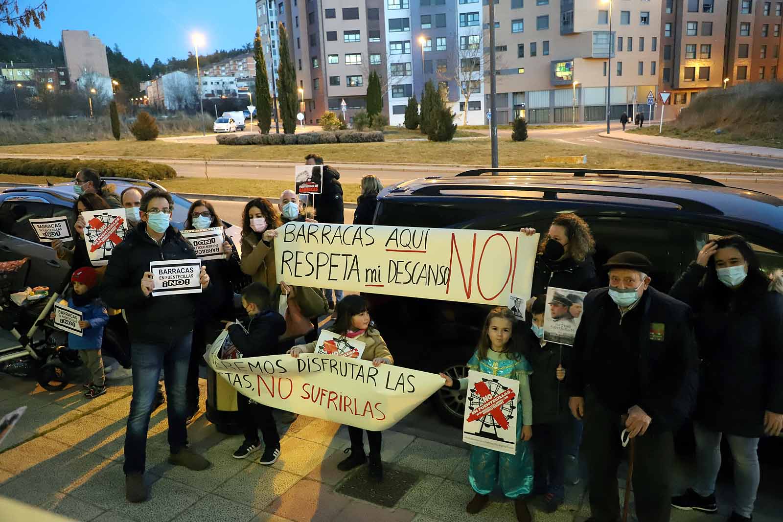 Los vecinos se han concentrado en la entrada de la iglesia donde se ha llevado a cabo la reunión.