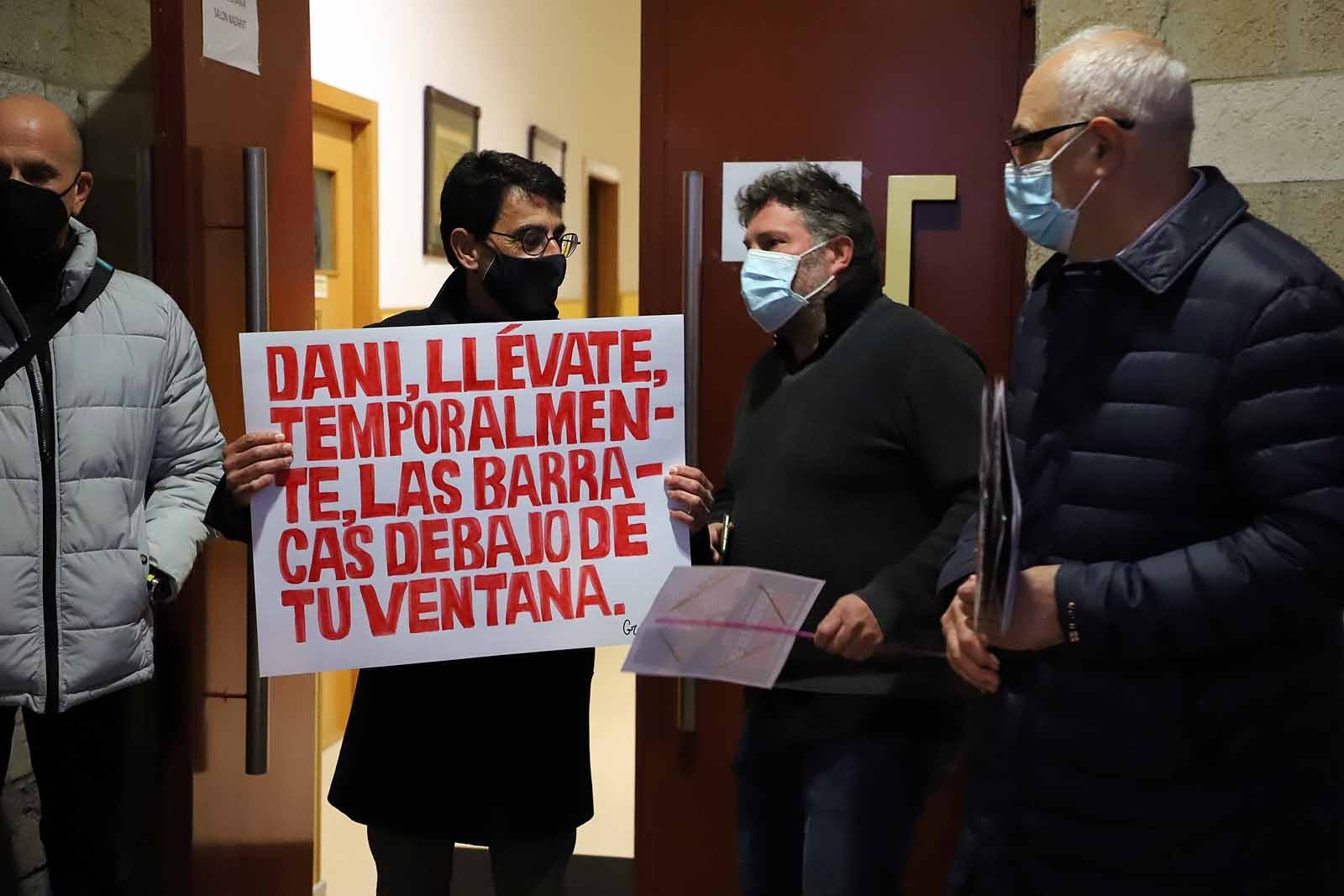 Los vecinos se han concentrado en la entrada de la iglesia donde se ha llevado a cabo la reunión.