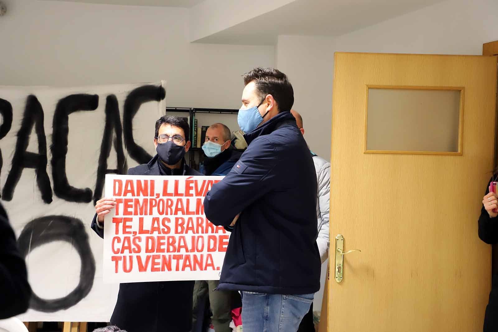 Los vecinos se han concentrado en la entrada de la iglesia donde se ha llevado a cabo la reunión.