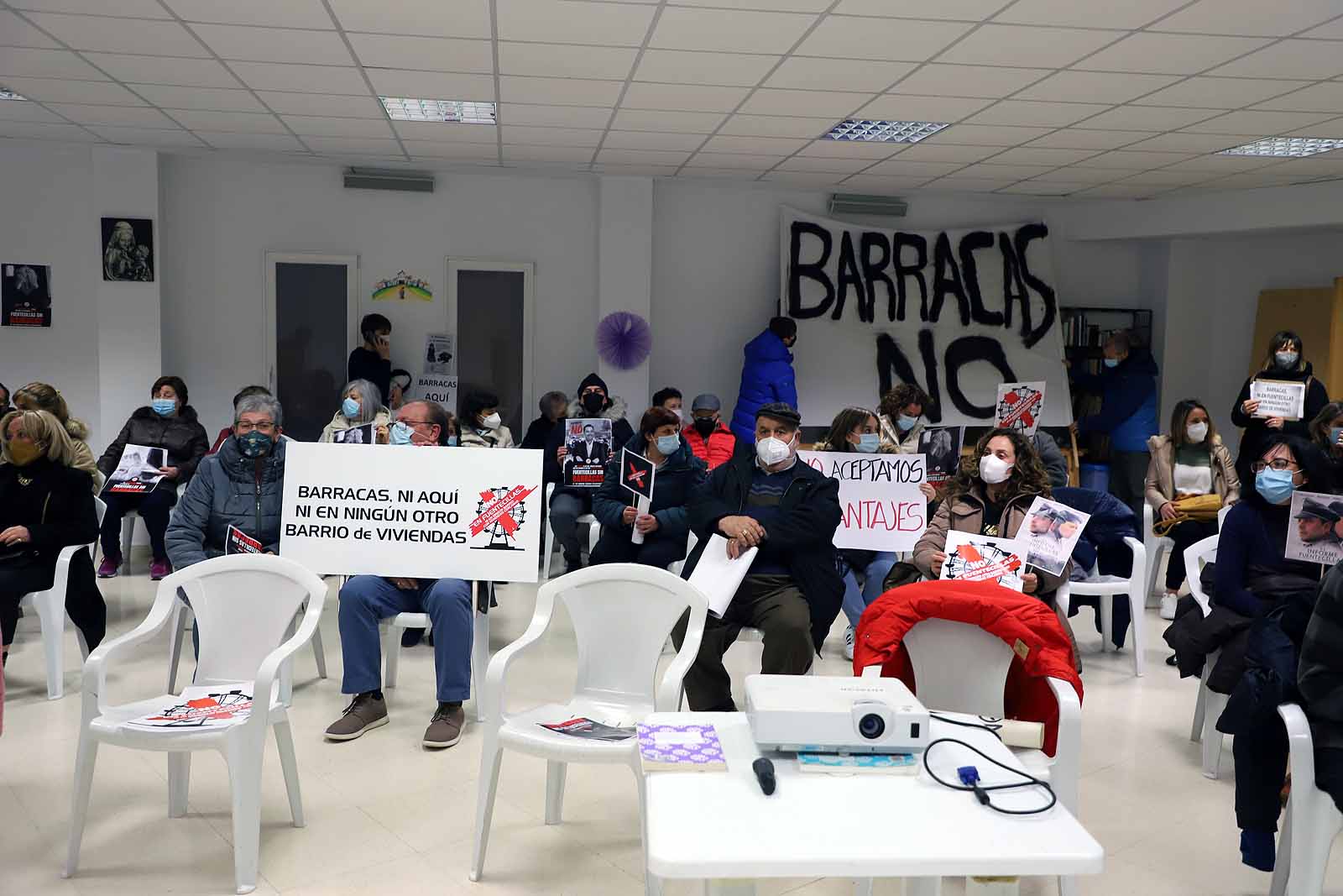 Los vecinos se han concentrado en la entrada de la iglesia donde se ha llevado a cabo la reunión.