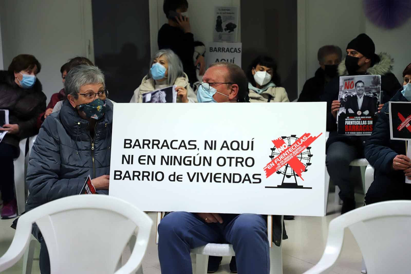 Los vecinos se han concentrado en la entrada de la iglesia donde se ha llevado a cabo la reunión.