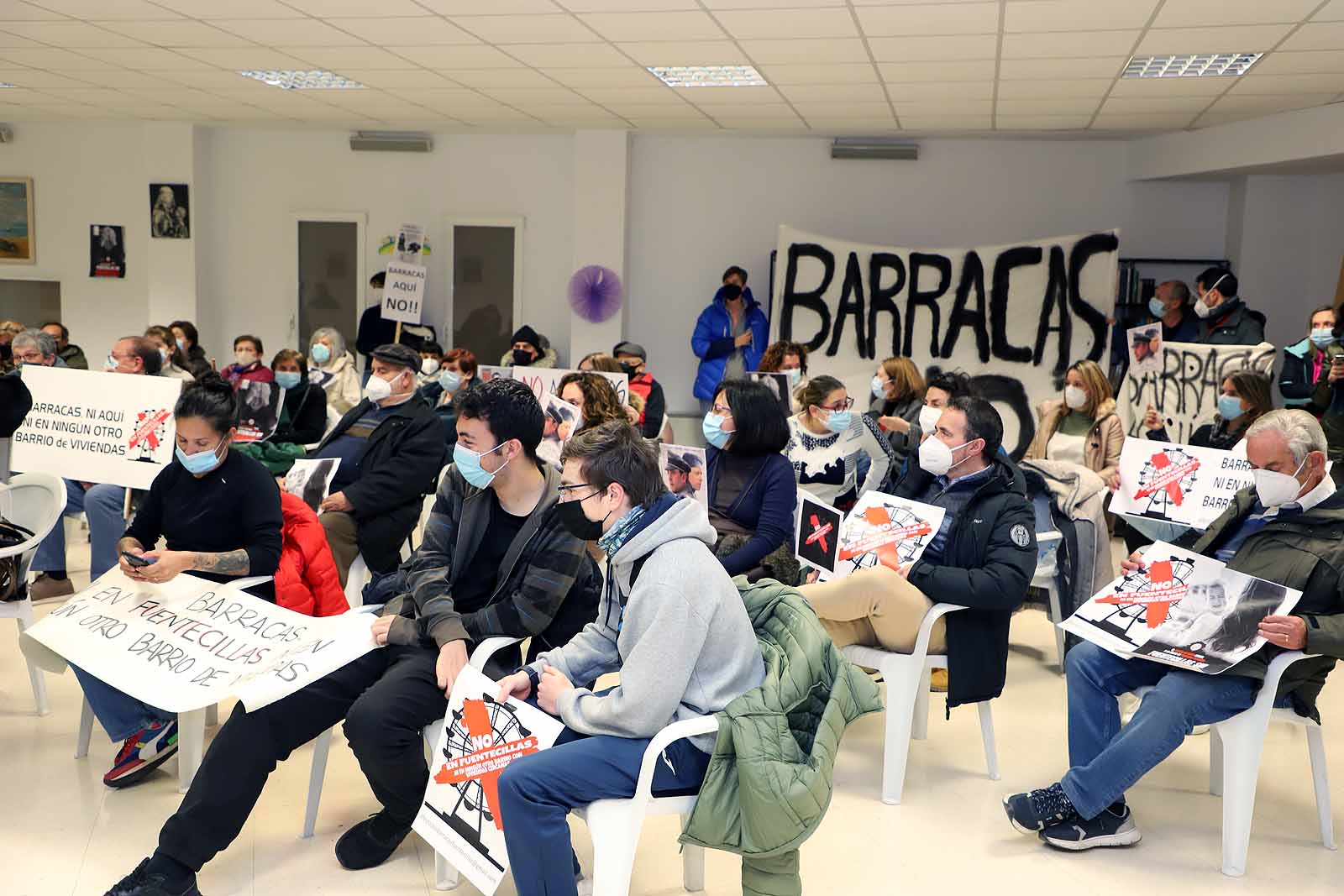 Los vecinos se han concentrado en la entrada de la iglesia donde se ha llevado a cabo la reunión.