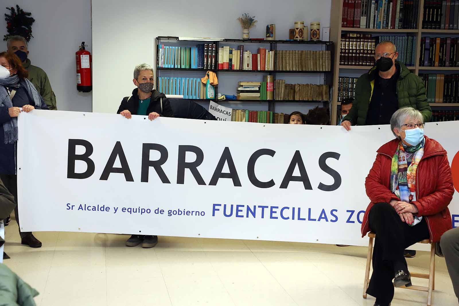 Los vecinos se han concentrado en la entrada de la iglesia donde se ha llevado a cabo la reunión.