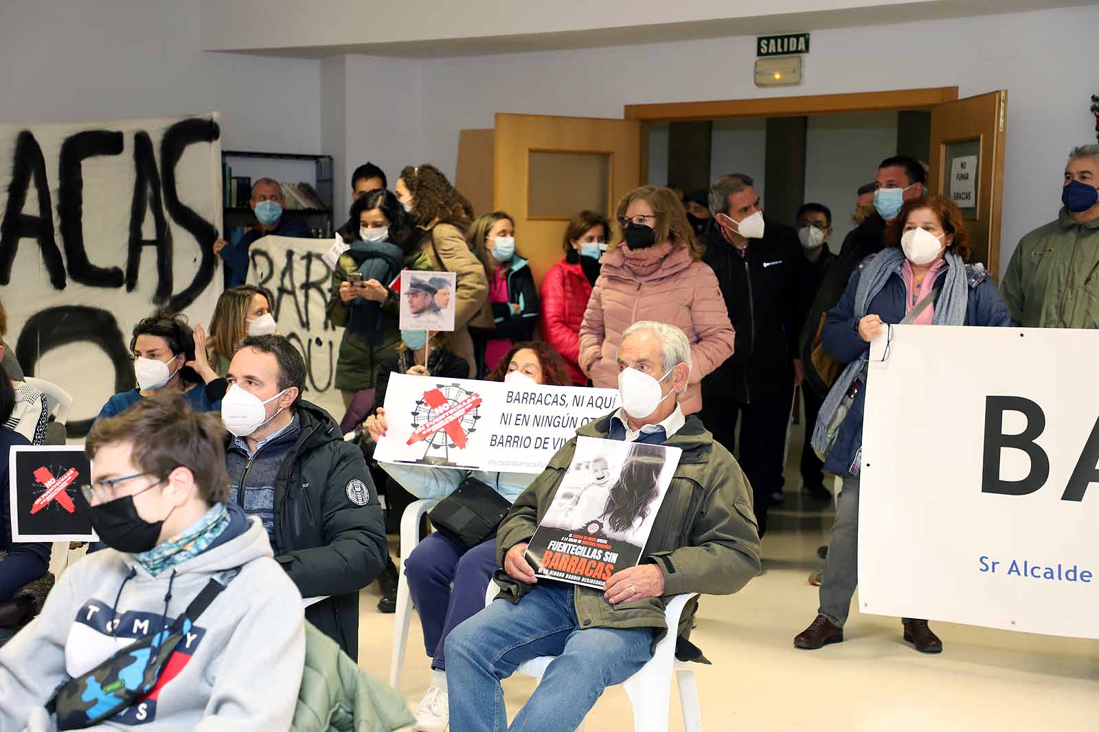 Los vecinos se han concentrado en la entrada de la iglesia donde se ha llevado a cabo la reunión.