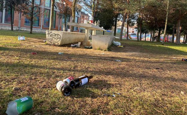 Los vecinos denuncian los estragos de los botellones en el parque del Hangar