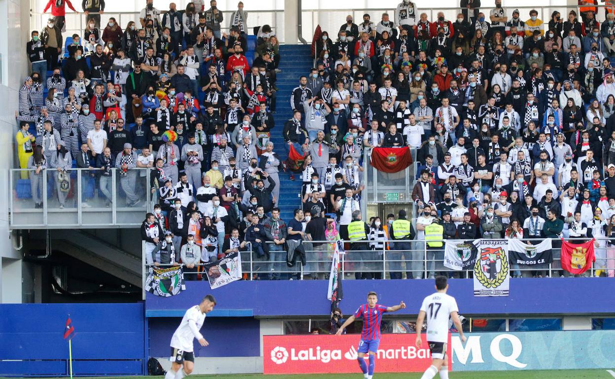 La afición del Burgos en las gradas de Ipurua.