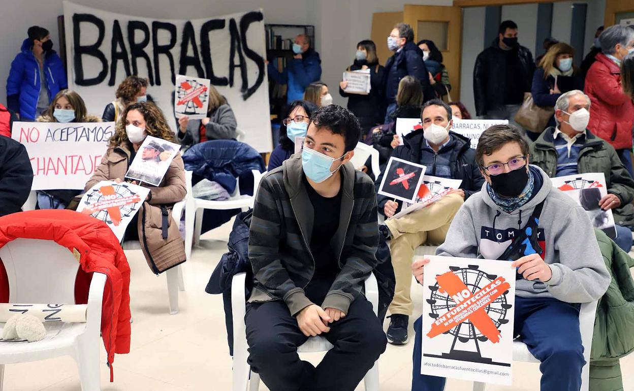 Los vecinos mostraron su rechazo a las barracas en la reunión del lunes.