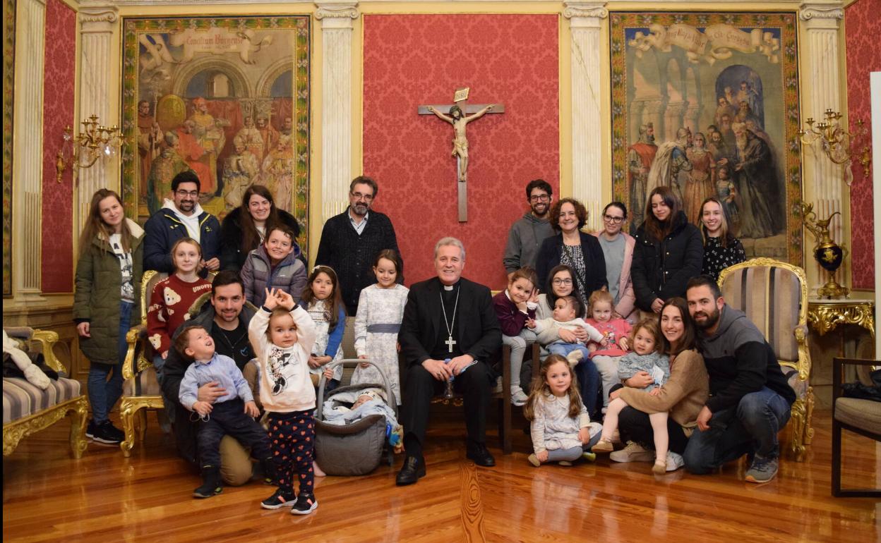 La familia se ha trasladado a Burgos con 25 de sus miembros y han sido recibidos por el arzobispo, Mario Iceta.