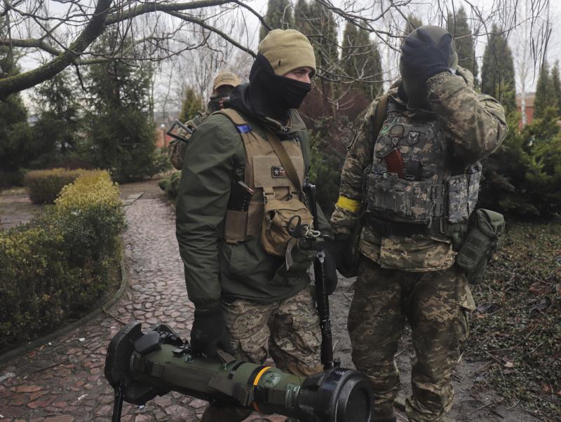 Dos soldados ucranianos con un laza misiles británico anti tanques, en la loclaidad de Makariv, cerca de kiev.