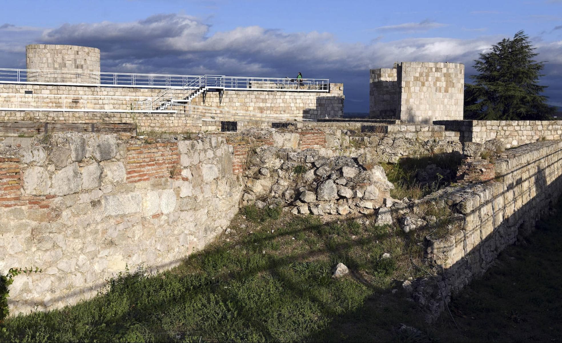 Vista exterior del Castillo de Burgos.