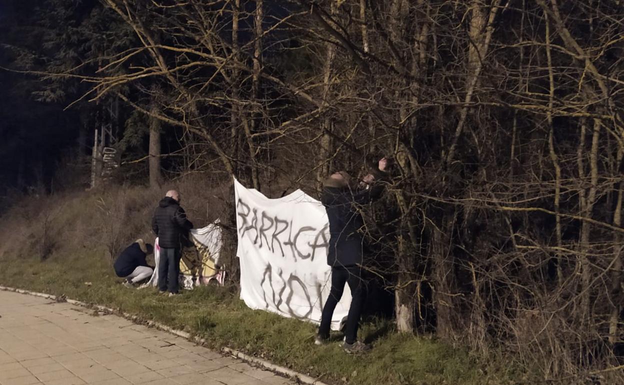 Los vecinos están retirando las pancartas tras haber conseguido su objetivo.