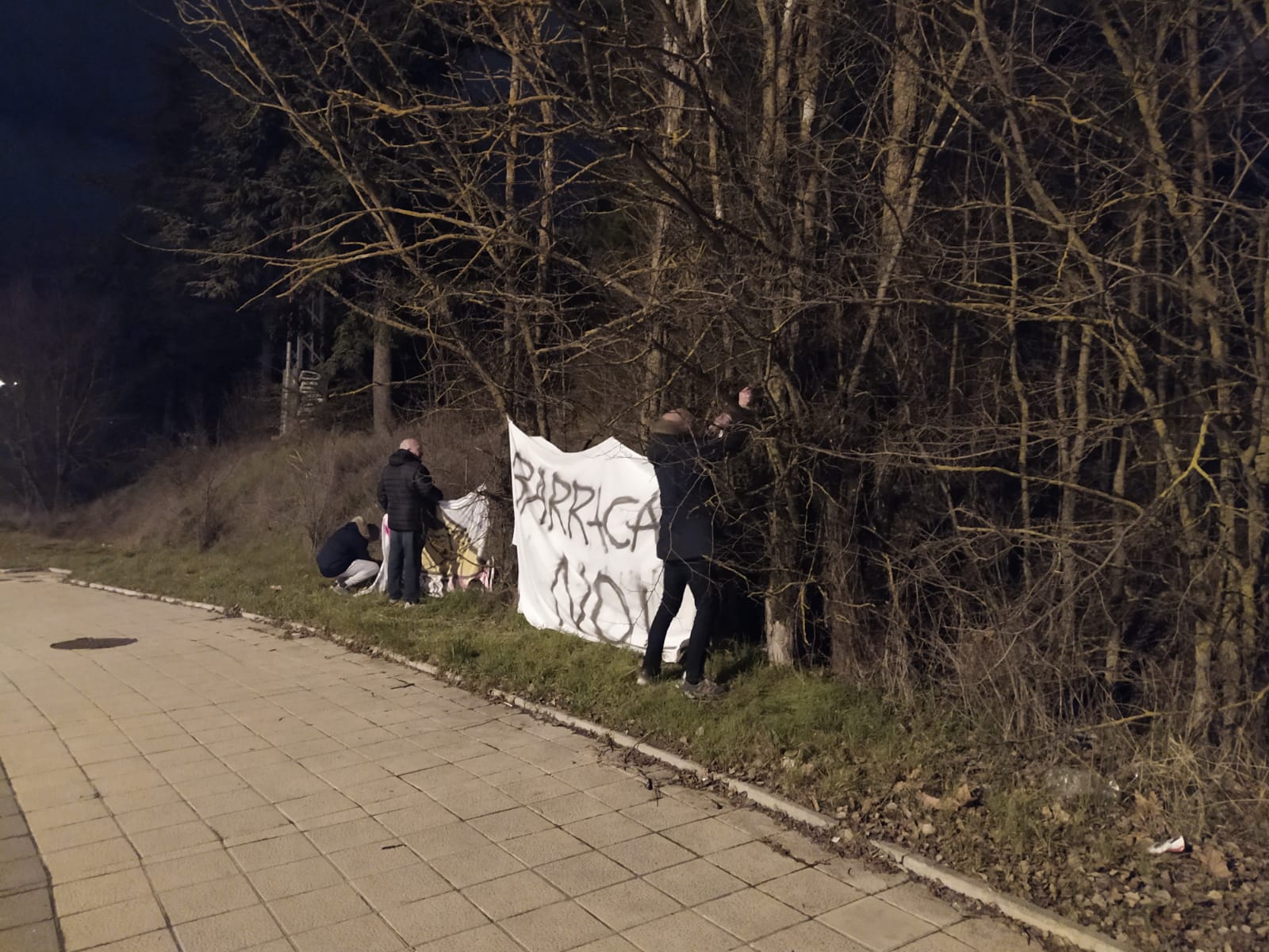 Fotos: Los vecinos retiran las pancartas tras conseguir que las barracas no vayan a Fuentecillas