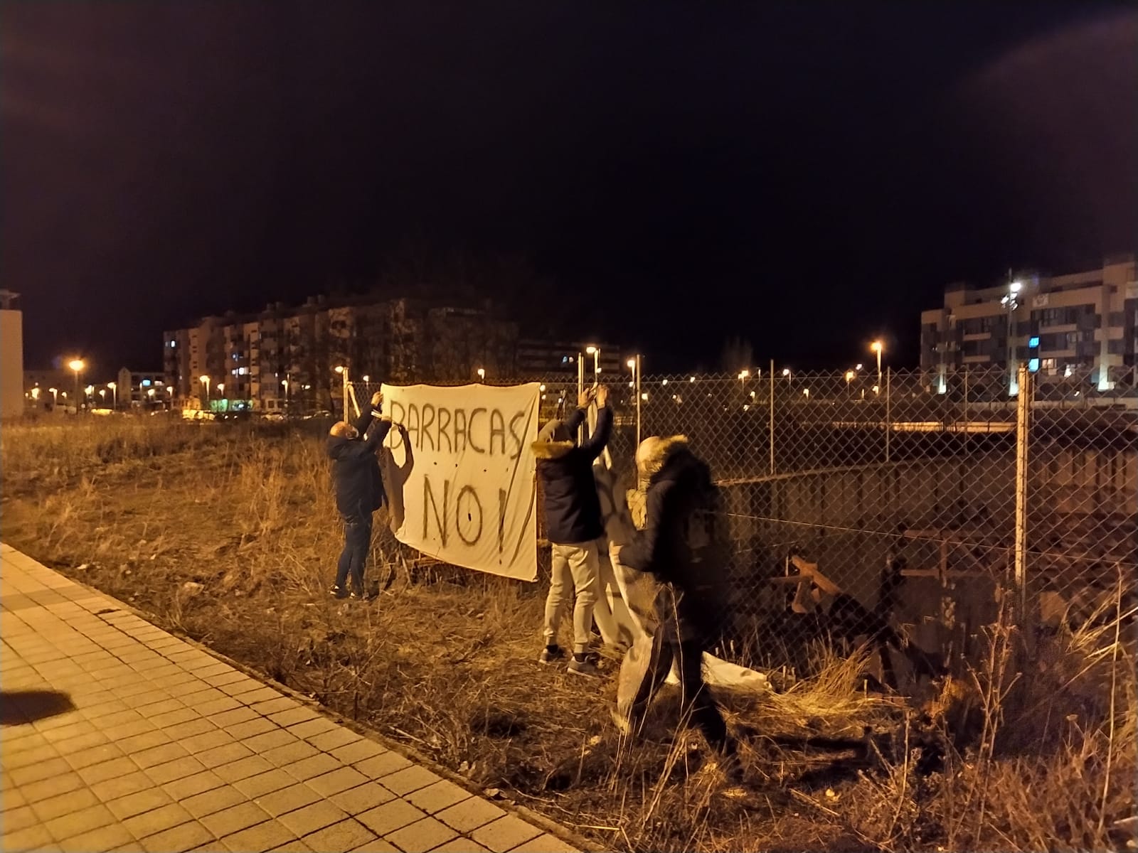 Fotos: Los vecinos retiran las pancartas tras conseguir que las barracas no vayan a Fuentecillas