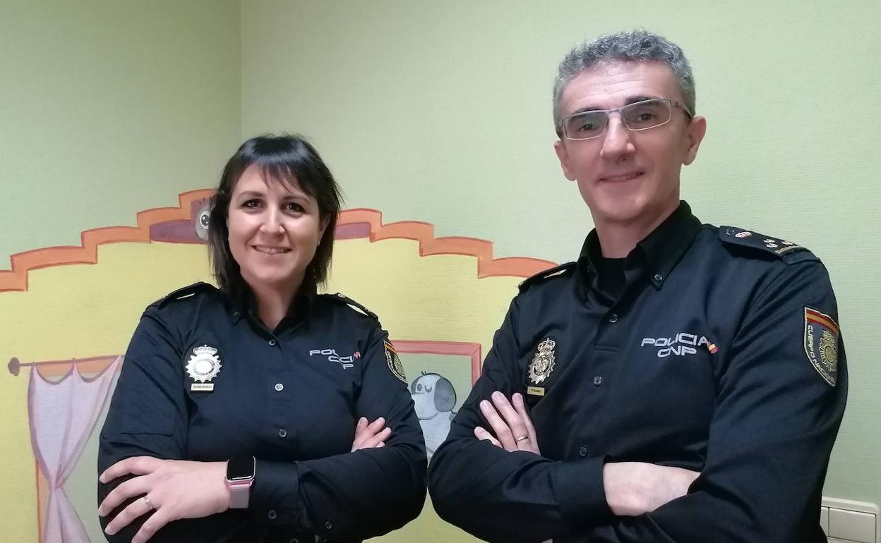 Raquel Carballo y Martín Velasco, de la Unidad de Familia y Mujer de Policía Nacional.