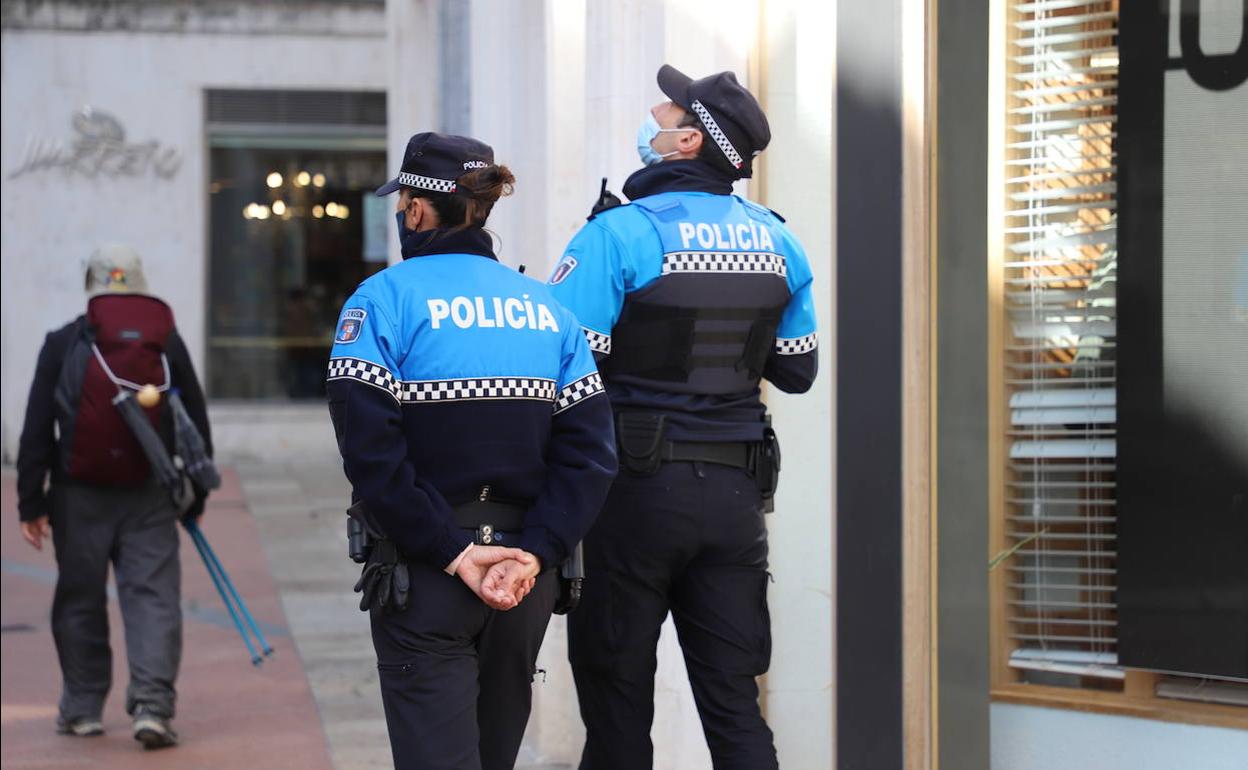 La Policía Local detuvo al hombre por golpear a su mujer. 