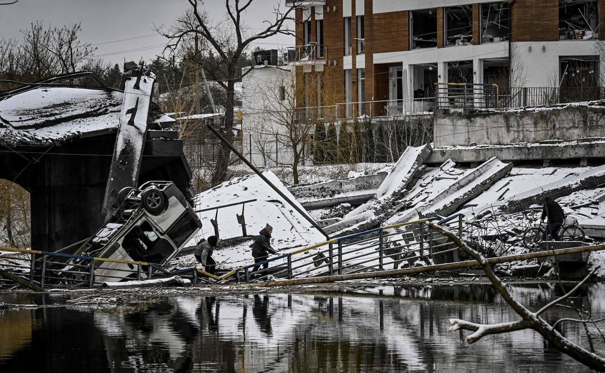 Puente destruido al norte de Kiev.