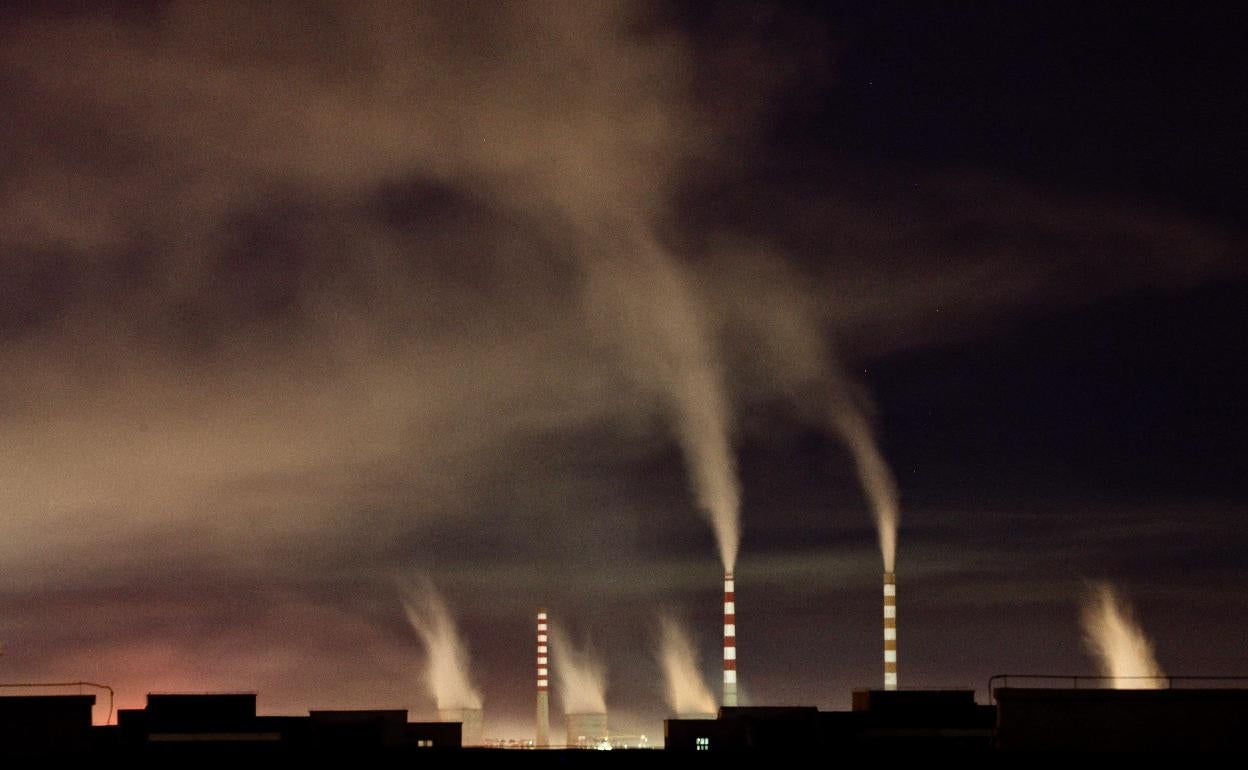 Emisiones de gases a la atmósfera por parte de la industria. 