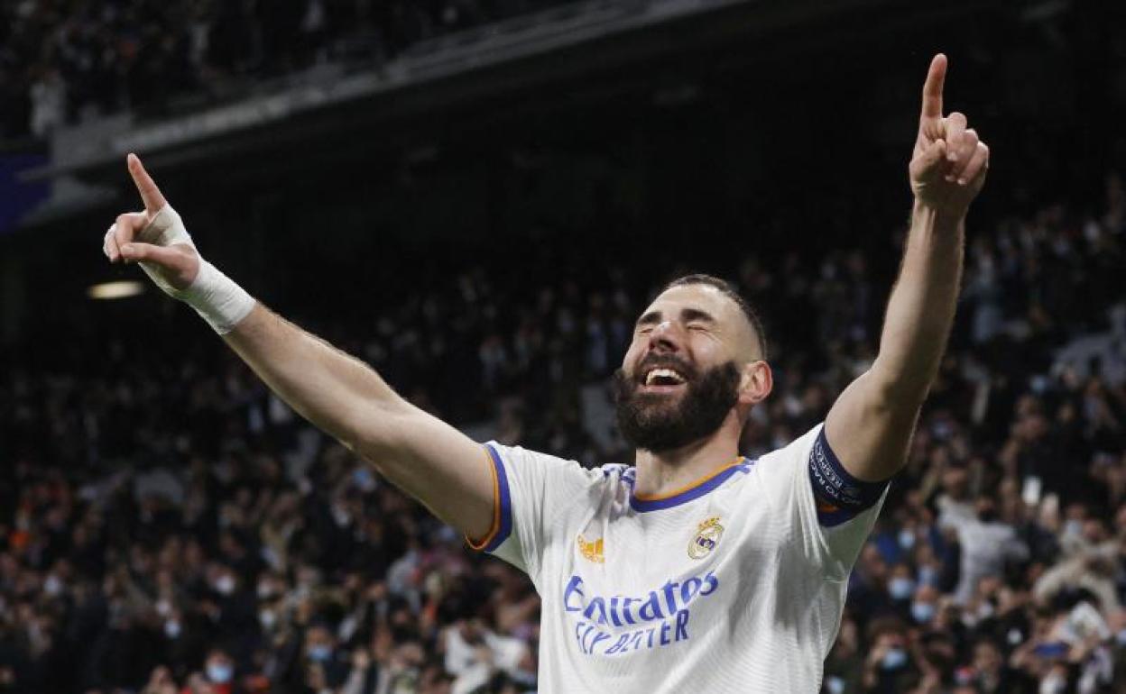 Karim Benzema celebra su tercer y decisivo gol al PSG que dio la vuelta a la eliminatoria de Champions.