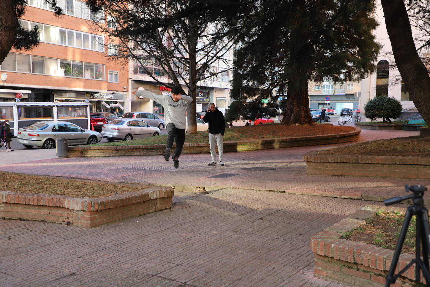 Miembros de la comunidad parkour de Burgos practican en las cercanías de la Casa de Cultura del barrio de Gamonal