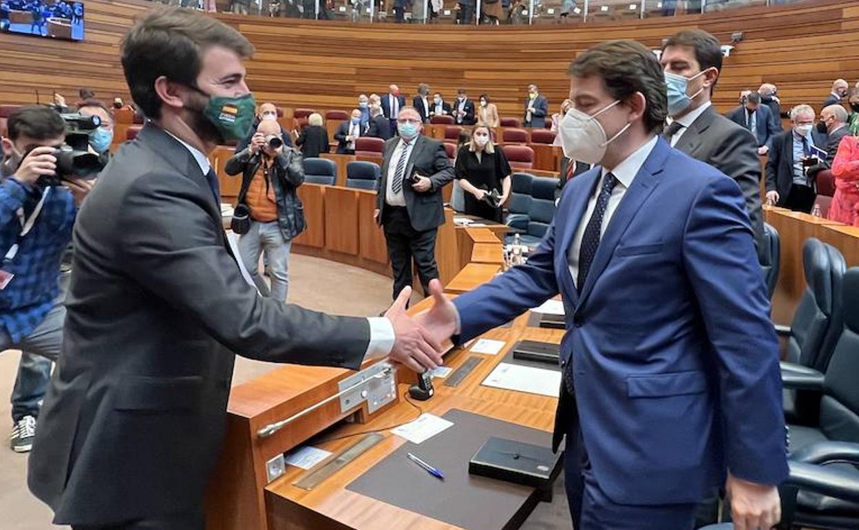 Juan García-Gallardo y Alfonso Fernández Mañueco se saludan en las Cortes. 