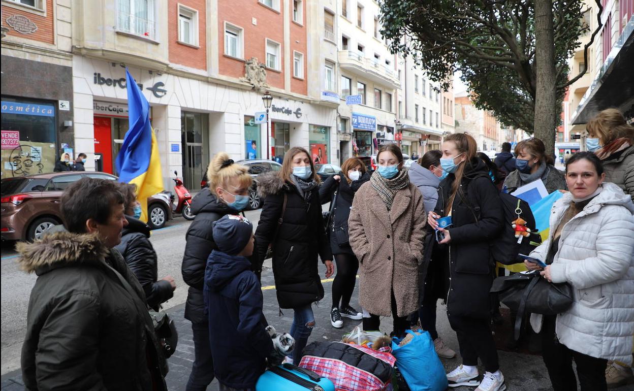 Los refugiados ucranianos recién llegados con sus pertenencias junto a la puerta de la estación de autobuses de Burgos