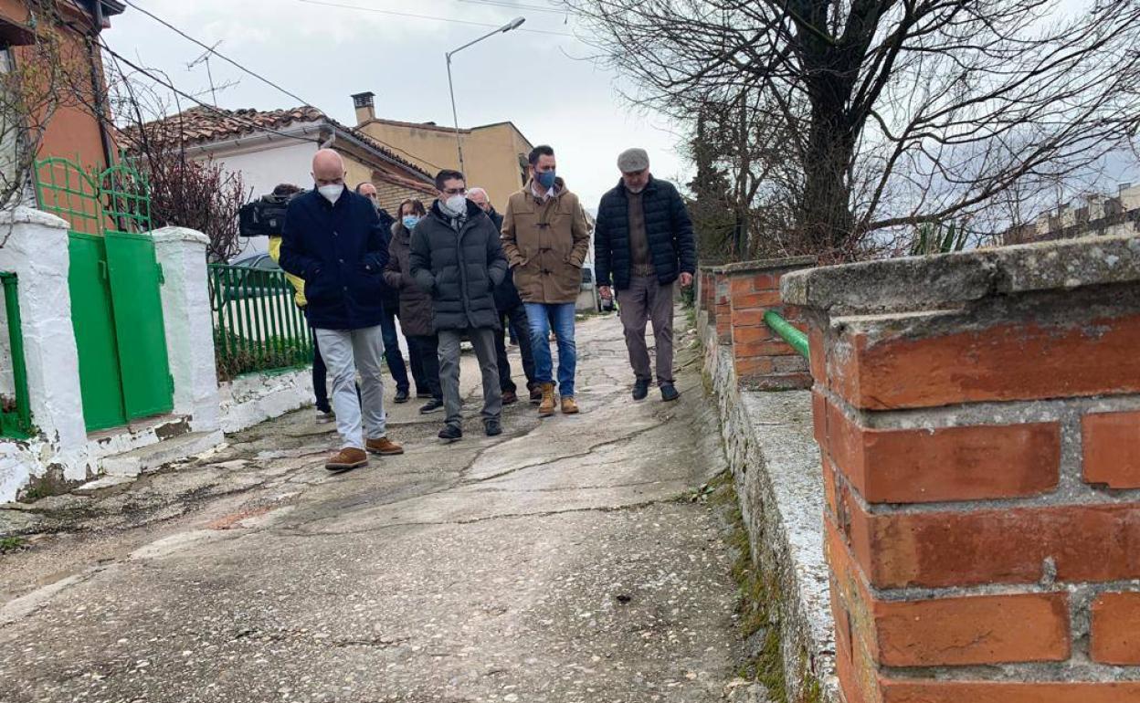 Daniel de la Rosa y el concejal de Obras, Miguel Balbás, visitan las obras del talud de Pisones. 