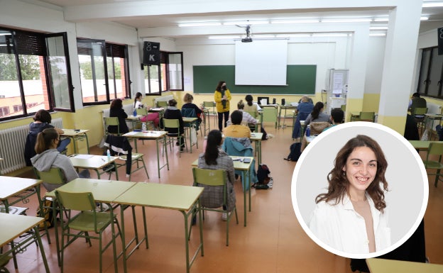 Una profesora da clase en un aula con las ventanas abiertas.