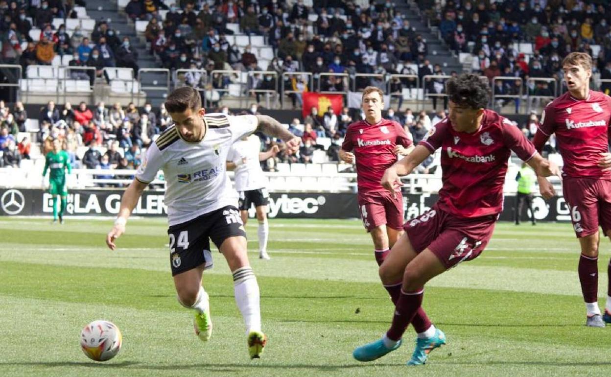 Ernesto Gómez intenta avanzar ante la vigilancia de un zaguero del filial vasco