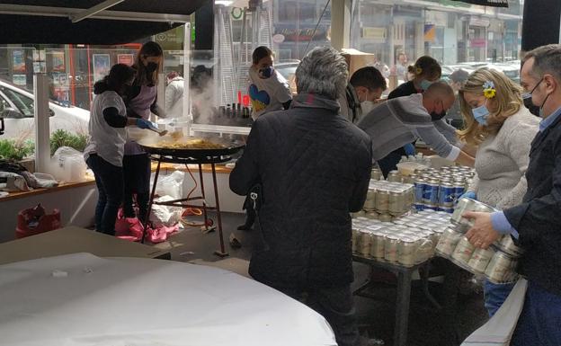 Imagen principal - Reparto de paella solidaria con Ucrania en Burgos. 