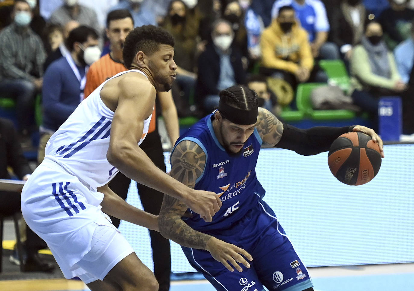 Imágenes del partido entre el Hereda San Pablo Burgos y el Real Madrid disputado en el Coliseum