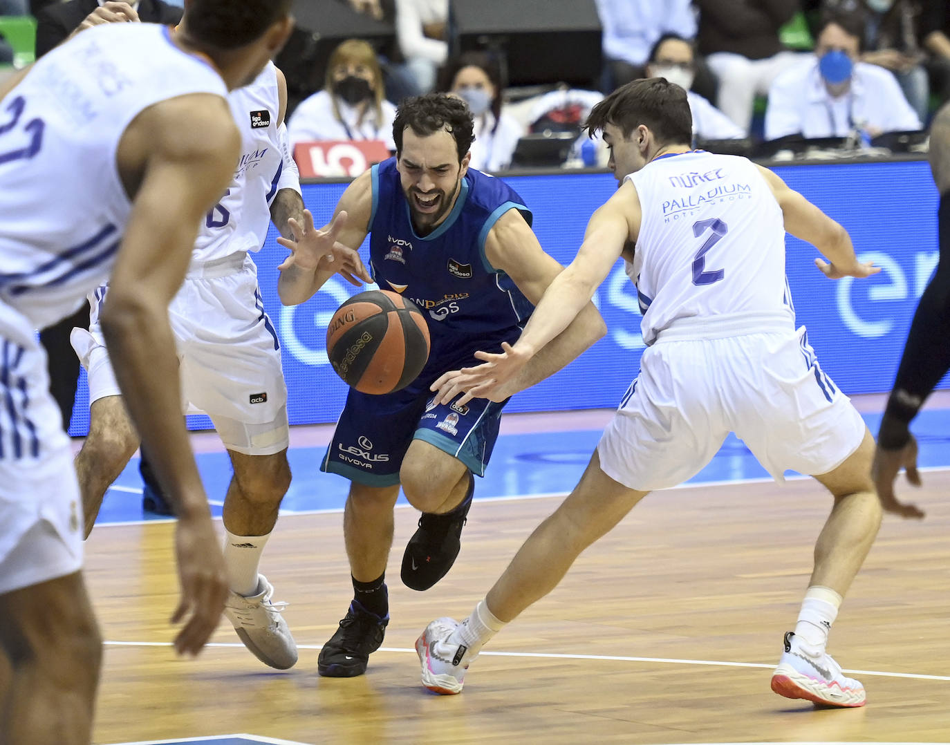 Imágenes del partido entre el Hereda San Pablo Burgos y el Real Madrid disputado en el Coliseum