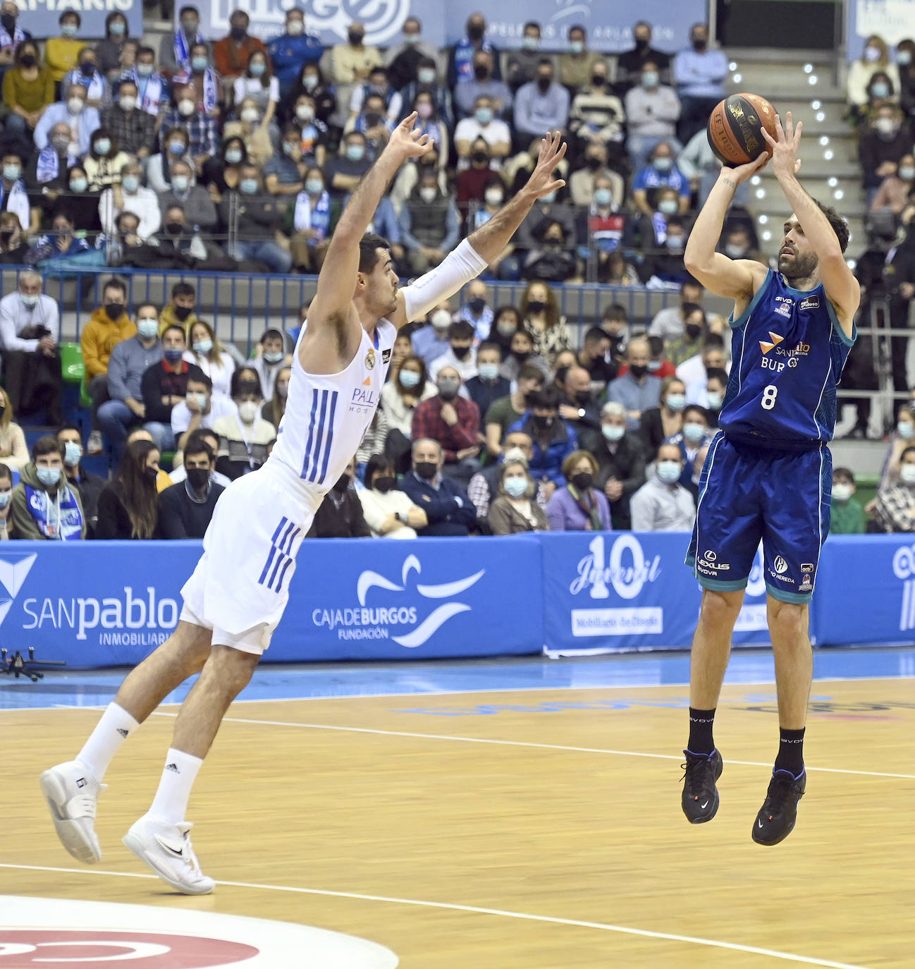 Imágenes del partido entre el Hereda San Pablo Burgos y el Real Madrid disputado en el Coliseum