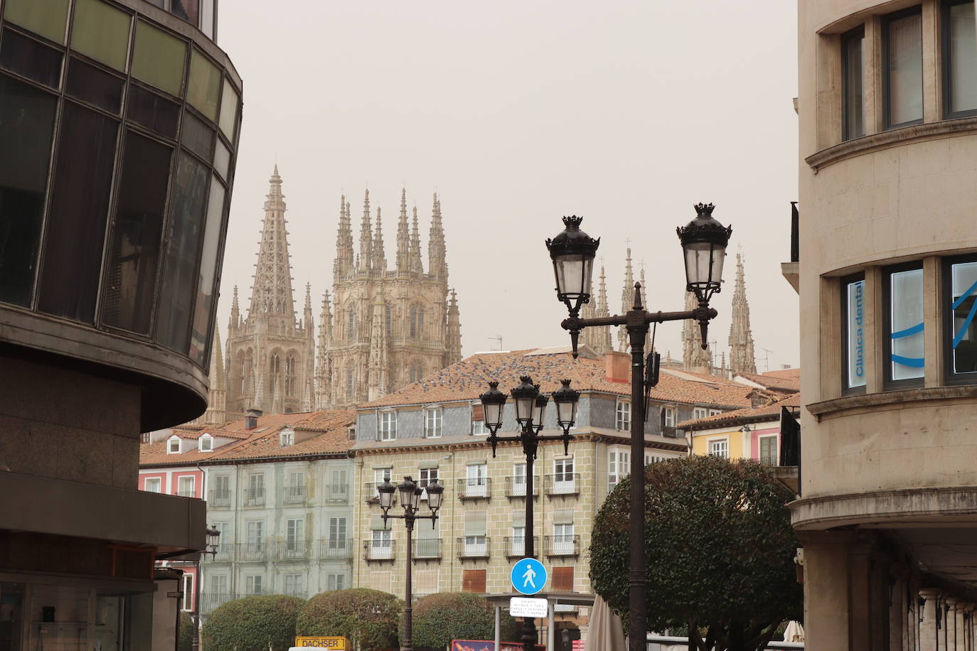 Los tonos ocres de la calima han cubierto numerosos rincones del centro de Burgos