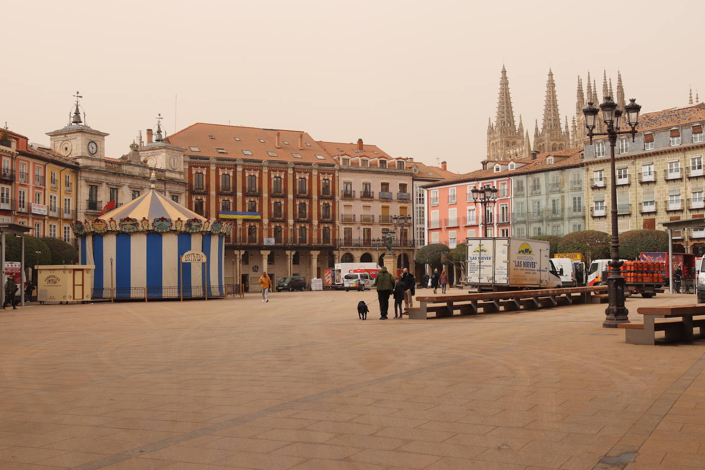 Los tonos ocres de la calima han cubierto numerosos rincones del centro de Burgos