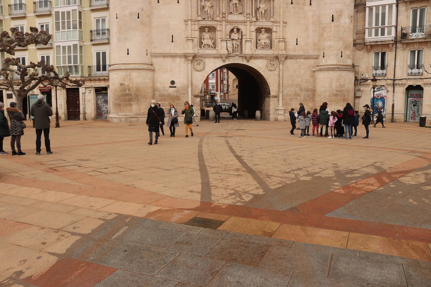 Los tonos ocres de la calima han cubierto numerosos rincones del centro de Burgos